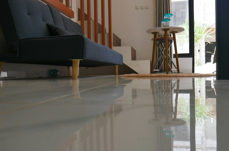 Living space with a glossy, seamless light-gray floor